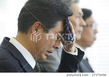 接受采訪的老人 37379496