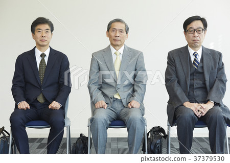 Senior man receiving an interview 37379530