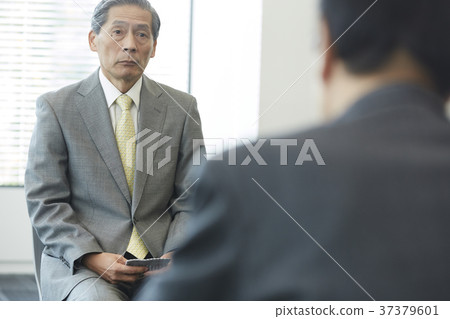 Senior man receiving an interview 37379601