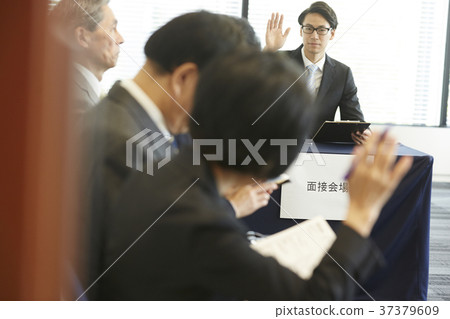 Job hunting senior men and women interview receptionist Job hunting senior men and women interview receptionist 37379609