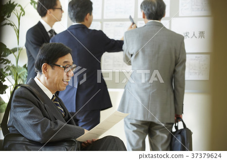 Senior man looking for employment Senior man looking for employment 37379624
