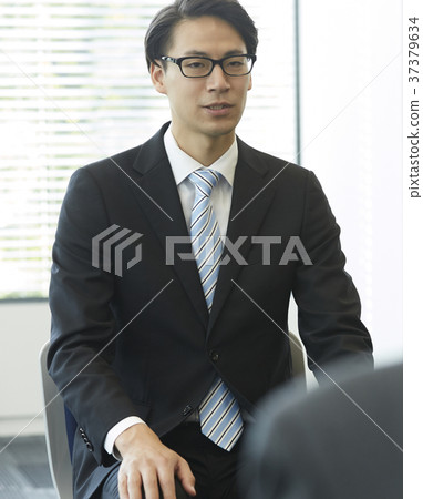 一名男子接受采訪 一名男子接受采訪 37379634