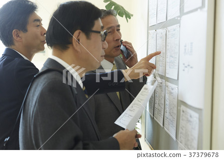 Senior man looking for employment Senior man looking for employment 37379678