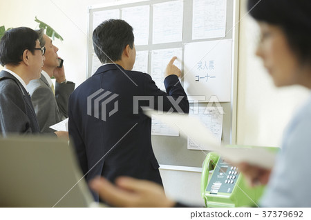 Senior man looking for employment 37379692