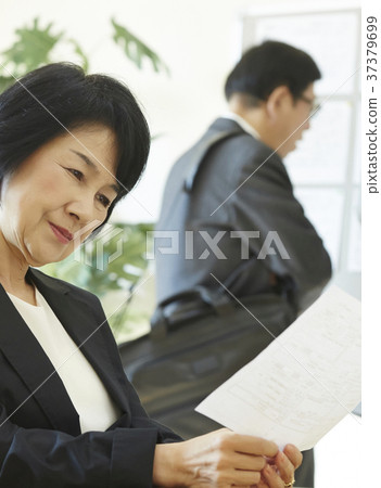 Senior job hunting Senior job hunting 37379699