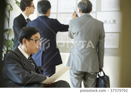 尋找就業的老人 尋找就業的老人 37379702