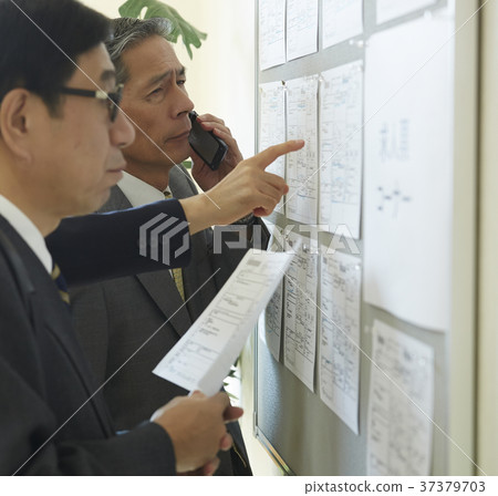 尋找就業的老人 尋找就業的老人 37379703