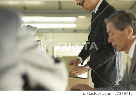 把個人行李放的商人 37379713