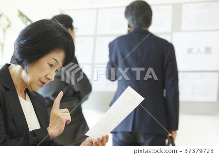 高級求職 37379723