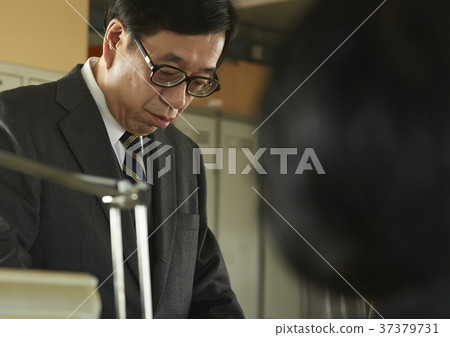 Businessmen organizing luggage 37379731