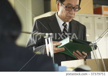 Businessmen organizing luggage 37379751