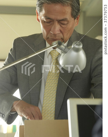 Businessmen organizing luggage 37379753