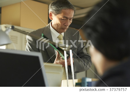 組織行李的商人 組織行李的商人 37379757