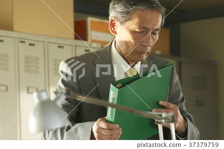 Businessmen organizing luggage 37379759