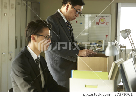 Businessmen organizing luggage Businessmen organizing luggage 37379761