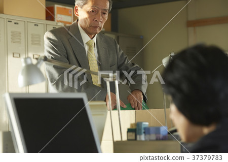 Businessmen organizing luggage 37379783