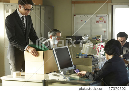 Business man putting personal luggage 37379802