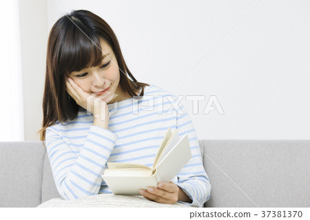 Woman reading on the couch 37381370