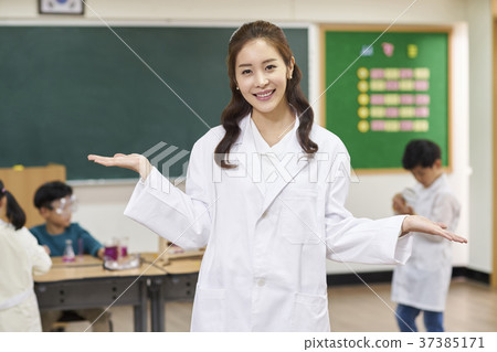 Elementary school students, teachers, Koreans 37385171
