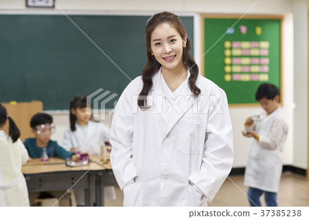 Elementary school students, teachers, Koreans 37385238