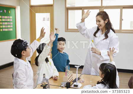 Elementary school students, teachers, Koreans Elementary school students, teachers, Koreans 37385323