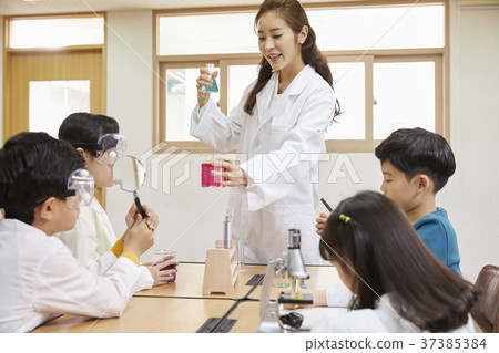 Elementary school students, teachers, Koreans 37385384