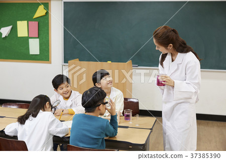 Elementary school students, teachers, Koreans 37385390