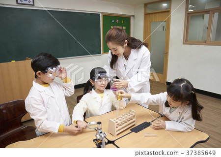 Elementary school students, teachers, Koreans 37385649