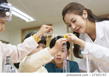 Elementary school students, teachers, Koreans 37385747