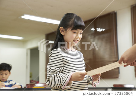 Elementary school students, teachers, Koreans 37385864