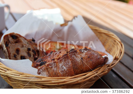 Bread  37386292