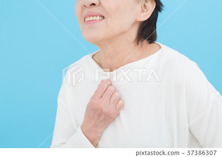 高級胸痛 37386307