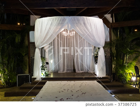 Jewish Hupa , wedding putdoor . Jewish Hupa , wedding putdoor . 37386725