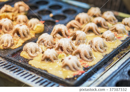 Making Takoyaki by big squid Floating market Making Takoyaki by big squid Floating market 37387332