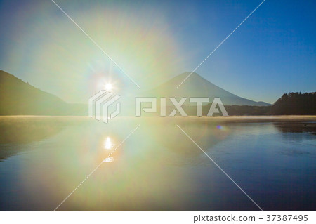 富士山和日出,在山梨縣Shimodo湖 富士山和日出,在山梨縣Shimodo湖 37387495