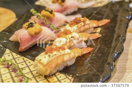 Sushi roll with salmon and shrimp tempura 37387579