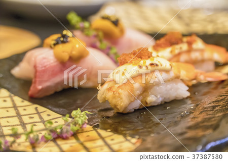 Sushi roll with salmon and shrimp tempura 37387580