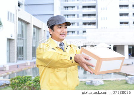 A man with a smile carrying baggage 37388056
