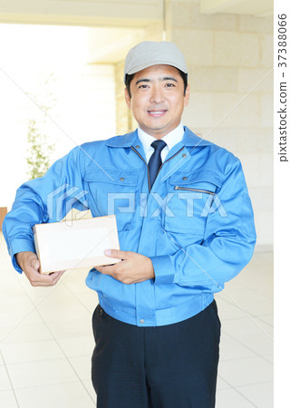 Smiling courier 37388066