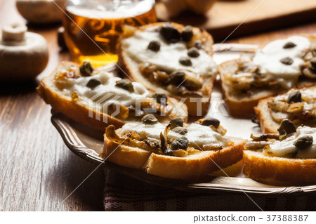 Crostini with fried mushrooms and mozzarella 37388387