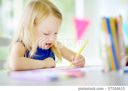 Cute little girl drawing with colorful pencils Cute little girl drawing with colorful pencils 37388615