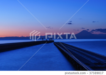 富士山在碼頭前面 富士山在碼頭前面 37389017