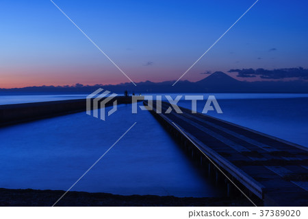 富士山在碼頭前面 37389020