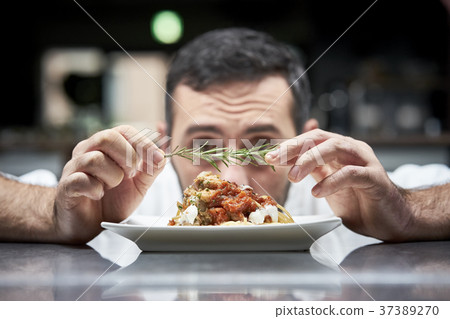 廚師在廚房裡做飯 37389270