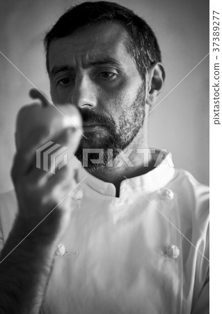 廚師在廚房裡做飯 廚師在廚房裡做飯 37389277