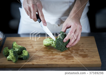 Chef's hand to cook 37389298