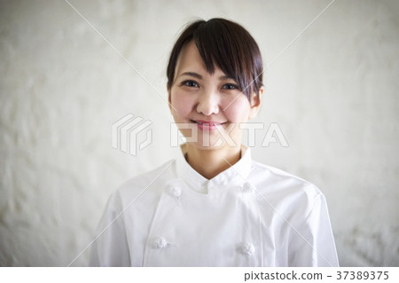 Chef portrait woman 37389375