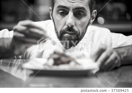 廚師在廚房裡做飯 37389425