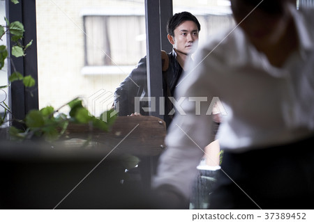 Men entering a restaurant 37389452