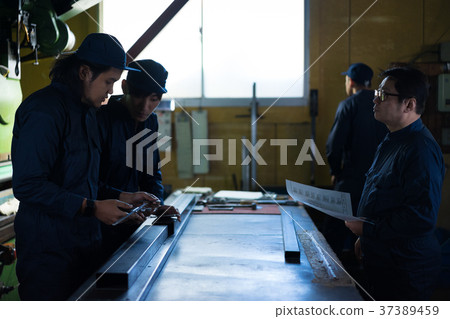 鎮工廠培訓工人 鎮工廠培訓工人 37389459